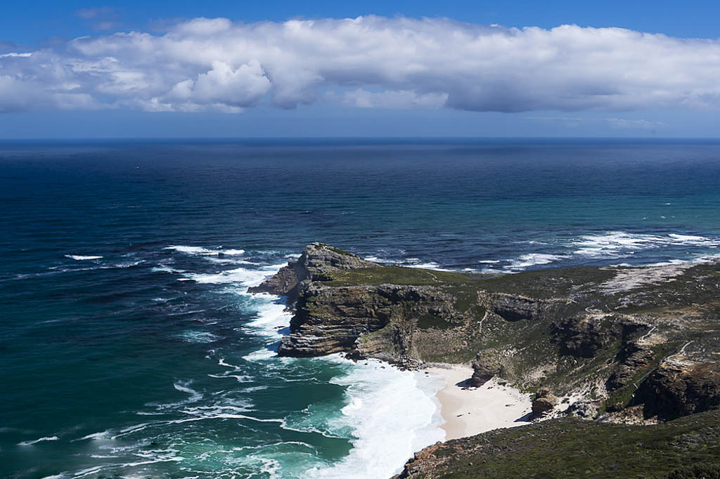 Самая береговая линия у. Мыс игольный ЮАР. Мыс Агульяс, ЮАР. Агульяс мыс игольный. Мыс доброй надежды и мыс игольный.